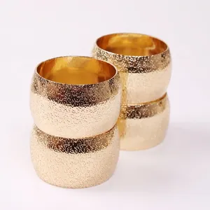 Lot de 4 ronds de serviette dorés en forme de tambour avec texture martelée mate
