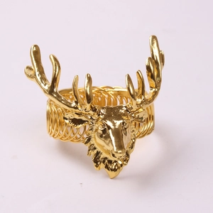 Détail d'un rond de serviette tête de cerf dorée avec bois et anneau en spirale