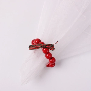 Rond de serviette de Noël en perles de bois rouges avec un nœud papillon à carreaux festif