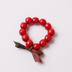 Détail de l'anneau de serviette de Noël avec perles rouges et nœud en ruban rayé