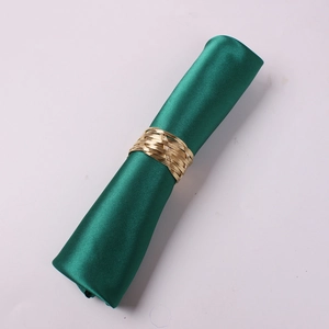 Portatovagliolo in filo d'oro intrecciato su raso verde scuro, accessorio tavola elegante
