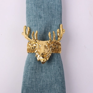 Rond de serviette renne doré avec tête de cerf métallique sur lin bleu marine