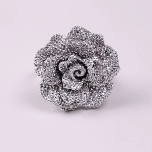 Elegante servilletero de rosa plateada con diamantes de imitación brillantes y diseño