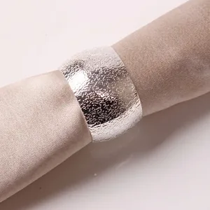 Rond de serviette en métal argenté martelé au design moderne pour décoration de mariage