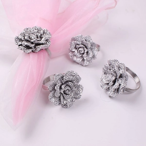 Set de 4 servilleteros de rosa plateada brillante con detalles de purpurina en blanco