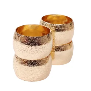 Lot de quatre ronds de serviette dorés avec texture martelée pour décoration de table