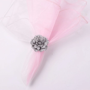 Elegante servilletero de rosa plateada con cristales y detalles de tela de organza rosa