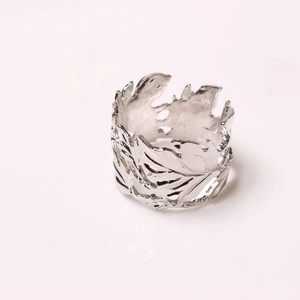 Zinc alloy gold leaf napkin ring featuring intricate vein textures on a white background