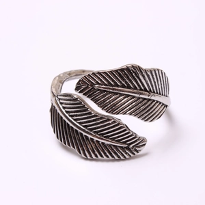 Vintage Serviettenring mit Federdesign in Antik-Silber und feiner Blattstruktur