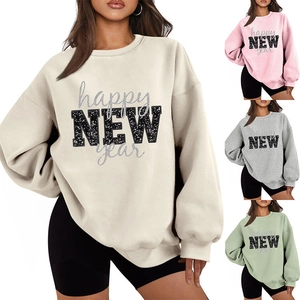 Detail der happy new year Pailletten-Schrift auf weichem Damen-Fleece-Sweatshirt