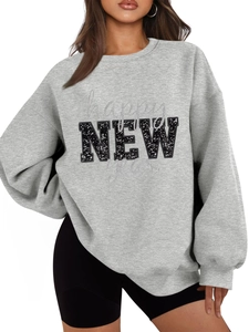 Detail des happy NEW year Glitzerdrucks auf grauem Oversize-Sweatshirt mit Rundhals
