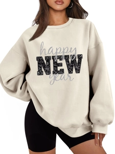 Detail des happy NEW year Schriftzugs auf dem übergroßen cremefarbenen Sweatshirt