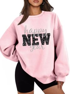 Detail eines rosa Baumwoll-Sweatshirts mit Happy New Year Pailletten und Rundhalsausschnitt