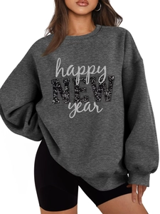 Detail des Happy NEW Year Aufdrucks mit schwarzem Glitzer auf grauem Langarm Sweatshirt