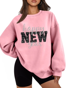 Detail eines rosa Sweatshirts mit glitzerndem happy NEW year Text und weichem Stoff