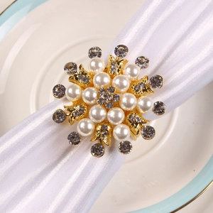 Servilletero de flor dorada con perlas blancas y diamantes de imitación