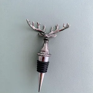 Kreativer Weinflaschenverschluss mit Hirschkopf-Dekor und polierten Metalldetails