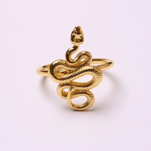 Rond de serviette serpent doré avec texture détaillée pour décoration de table chic