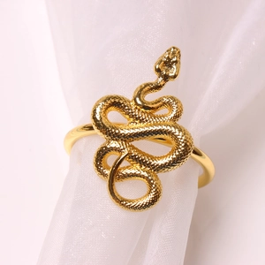 Rond de serviette serpent doré élégant avec texture d'écailles pour décor de table