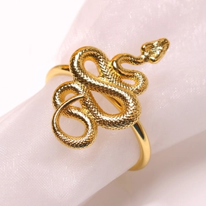 Rond de serviette doré en forme de serpent avec texture écaillée sur gaze blanche