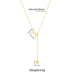 Vue détaillée du collier doré avec nœud papillon et pendentif cœur avec ses mesures