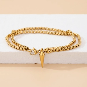 Bracciale a doppia catena dorata con ciondolo a rivetto e chiusura a moschettone sicura