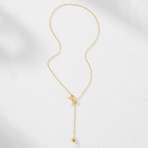 Collier minimaliste papillon doré avec pendentif cœur sur une chaîne fine élégante