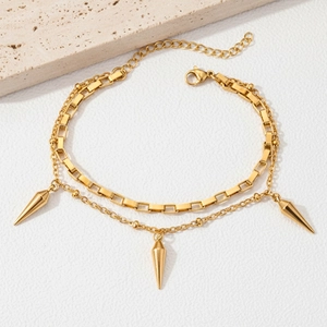 Bracelet double couche en or avec pendentifs coniques et finition en acier inoxydable