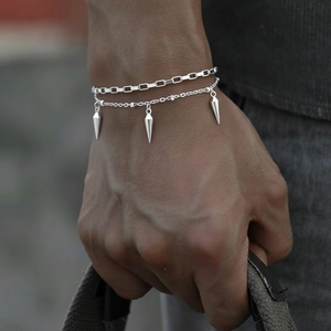 Bracelet double couche en acier inoxydable argenté de style gothique avec pendentifs coniques