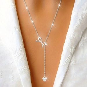 Collier minimaliste en acier inoxydable avec nœud argenté et pendentif cœur sur modèle