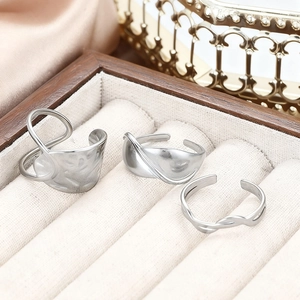 Dreiteiliges Set minimalistischer silberner Edelstahlringe mit unregelmäßiger Geometrie