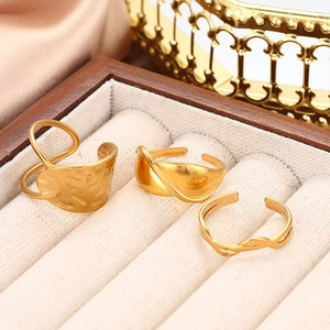 Nahaufnahme von goldenen geometrischen Ringen mit Hammerschlag-Textur in Schmuckbox