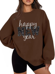 Nahaufnahme brauner Happy New Year Sweatshirt mit Glitzerschrift und weichem Stoff