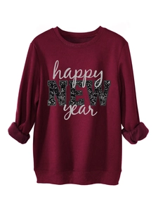 Detail eines weinroten Happy New Year Sweatshirts mit Rippbündchen und Glitzerschriftzug