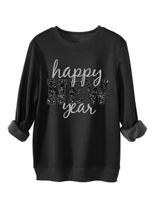 Detail des Happy New Year Aufdrucks auf schwarzem Sweatshirt mit Rippbündchen am Saum