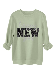 Detail von salbeigrünem Sweatshirt mit glitzerndem happy NEW year Neujahrs-Aufdruck