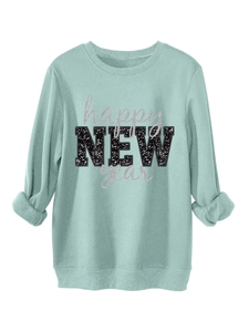Detail eines minz minzgrünen Sweatshirts mit Pailletten-Schriftzug und umgeschlagenen Ärmeln
