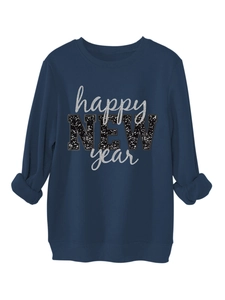 Nahaufnahme des dunkelblauen Sweatshirts mit Happy New Year Pailletten und Rippbündchen