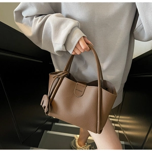 Detailansicht der braunen Leder-Tote-Bag mit Elefanten-Anhänger und Magnetverschluss