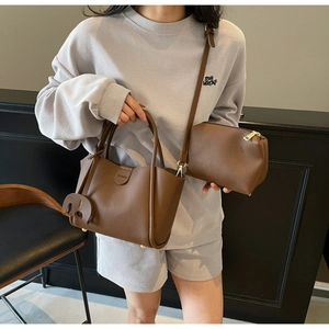 Detailansicht der braunen Bucket Bag mit Litschi-Muster und passender Innentasche