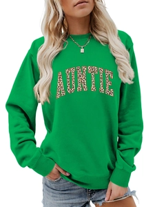 Détail d'un sweat vert avec texte AUNTIE et motif léopard pour femme