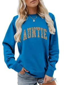 Détail d'un sweatshirt bleu avec lettrage AUNTIE motif léopard sur coton mélangé doux
