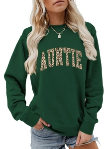 Gros plan du lettrage Auntie à motif léopard sur un sweat vert foncé à col rond