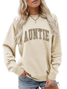 Détail du texte AUNTIE avec motif léopard sur un sweat-shirt beige à col rond