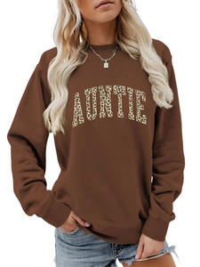 Détail des lettres AUNTIE à motif léopard sur un sweat-shirt marron à col rond