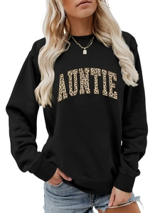 Détail des lettres imprimées léopard Auntie sur un sweat noir à manches longues