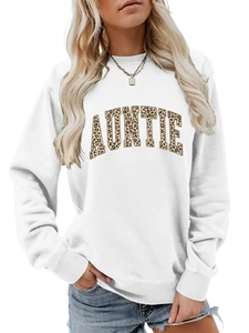 Détail du lettrage AUNTIE à motif léopard sur un sweat-shirt blanc à col rond