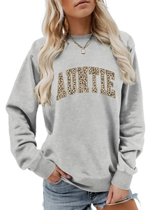 Détail du sweat gris avec texte Auntie en imprimé léopard et col rond classique