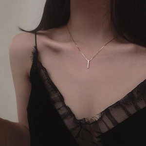 Elegante collana in argento S925 oro rosa con ciondolo a barra lunga e cinque zirconi