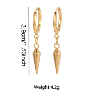 Détail de boucles d'oreilles créoles dorées montrant la longueur de 3,9 cm et le poli